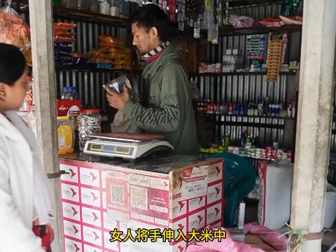 万万没想到，顾客在商店的一袋大米中，竟发现一尊金雕像！