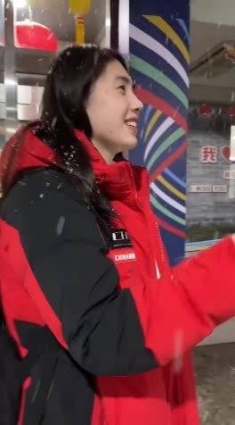 下雪了，张雨霏在雪中漫步，轻轻唱起了歌，这画面好浪漫