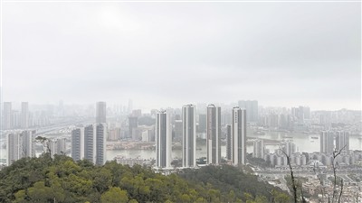 广东省珠海市出现回南天，大雾笼罩城市。