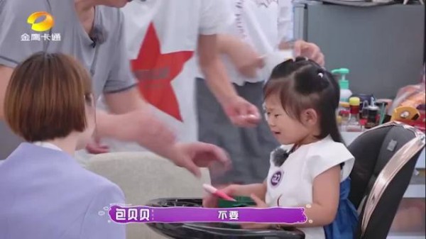 两岁小孩因拿错勺子，外公竟直接动手打小孩！外婆很心疼