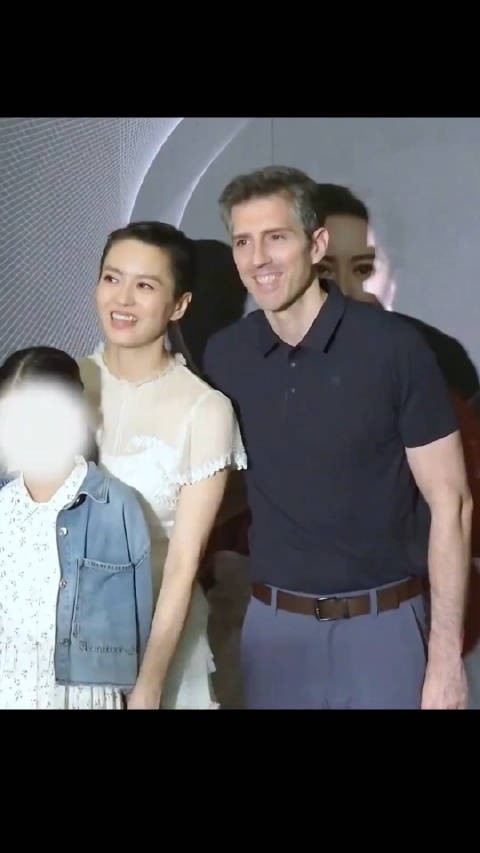 梁咏琪 演唱会，老公带女儿惊喜现身，48岁这状态超好，老公也很帅气…