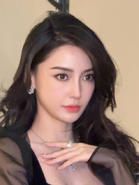 春楠Angelababy All black意式美人 浓郁的眼妆色彩…