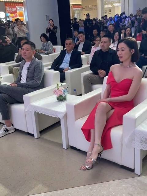 佘诗曼参加活动，女神从我面前走过太美啦！新闻女王2