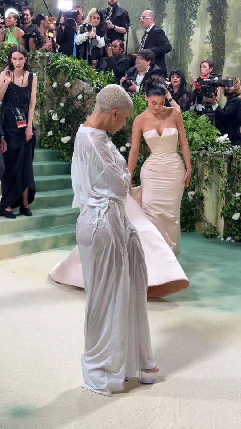 Kylie Jenner 在Met Gala 红毯瞟了一眼Doja Cat，女明星红毯斗艳…