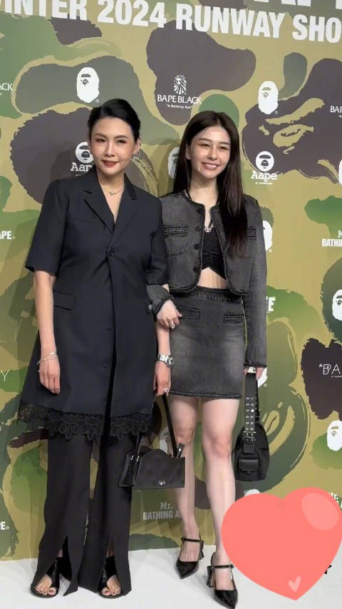 邱淑贞和女儿沈月出席活动，这可是56岁的邱淑贞啊，好美！