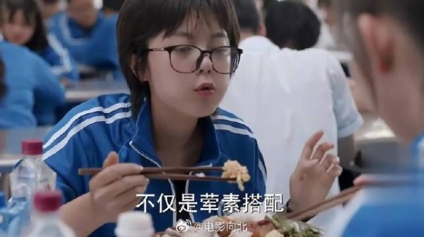 校花帮林妙妙打饭，没想到吃这么多，校花都不敢帮她打了