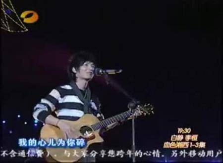 陈楚生在2008年的诺基亚新年庆典上，用歌声编织了一段动人的时光之旅