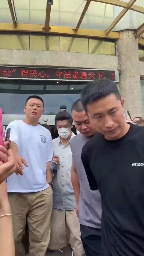 每次看见檀健次的下班视频，都是面无表情，加快步伐…