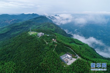 建设在高山上的金沙国家大气本底站（图片来源：新华社）