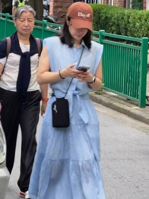 网友偶遇郭晶晶带女儿参加夏令营，跟在郭晶晶身后的是郭妈妈…