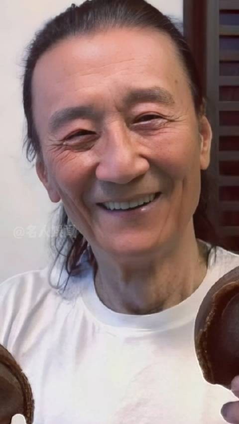 一张高清照的曝光，才知为何谢贤总戴墨镜，原来我们被骗了50年