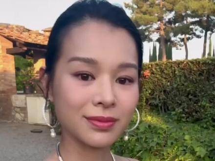 胡杏儿出席吴千语的婚礼