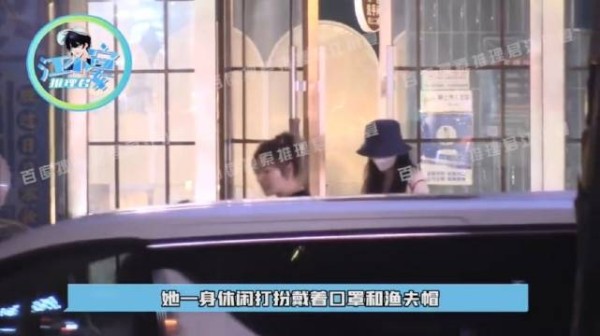 江小宴拍到李沁王阳聚餐，李沁一身休闲打扮戴着口罩和渔夫帽，出门后乘车离开