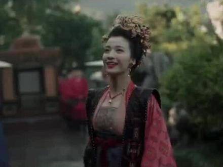 在雨中翩翩起舞的那一瞬，她不再是那位高高在上的张贵妃…