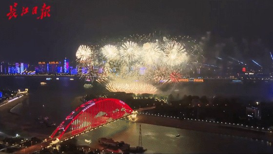 夜空绚丽，地铁爆满！武汉烟火秀引发搞笑狂潮！