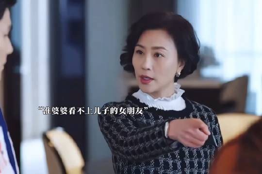 准婆婆嫌弃儿媳年纪大，配不上自己儿子，不料准儿媳一招拿下婆婆