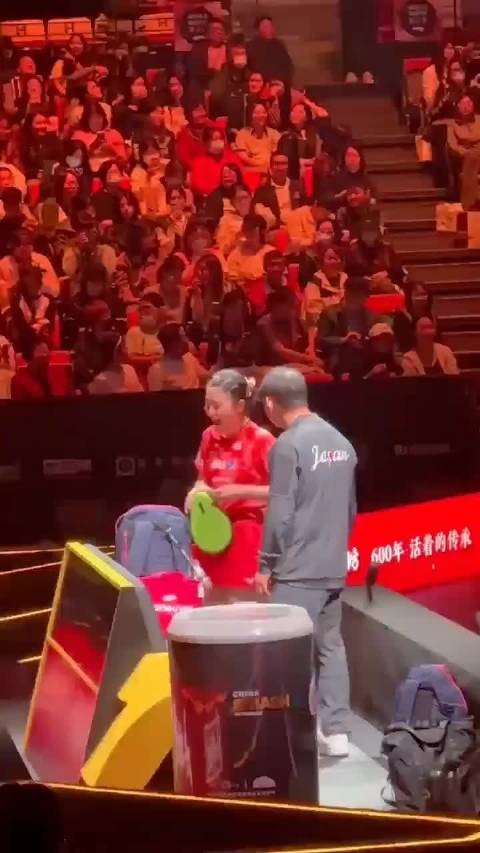 何卓佳3:0完胜张本美和,将对手打得泪流满面,张本美和首战告负