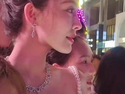 太棒了,姐姐? 合影时听到粉丝小声说拍不到,就让她们站前面去了? 古力娜扎