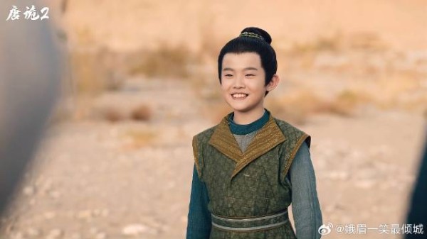 沙州之行开启!热心小孩哥多宝为众人讲解莫高窟