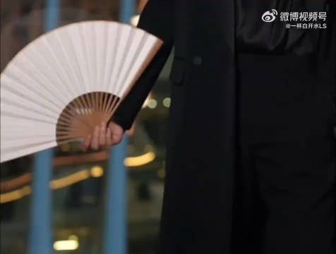 陌上人如玉，公子世无双，@摩登兄弟刘宇宁 手拿把捏转扇子，让人无限心动