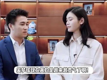 何猷君与妻子亮相澳门，奚梦瑶俯身为何超欣拍照，哥哥何猷亨也在现场