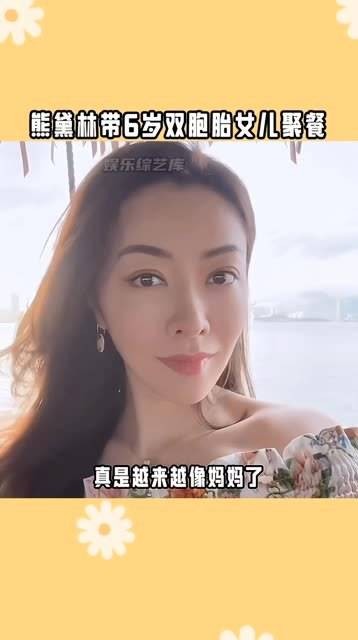 双胞胎女儿真漂亮，大女儿翩翩起舞，舞姿优雅，可爱极了，模样清秀…