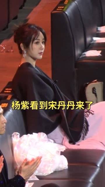 杨紫见到妈妈宋丹丹的到来