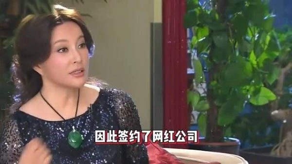 刘晓庆被曝跟第四任丈夫离婚，73岁有八个男友，真武则天照进现实了