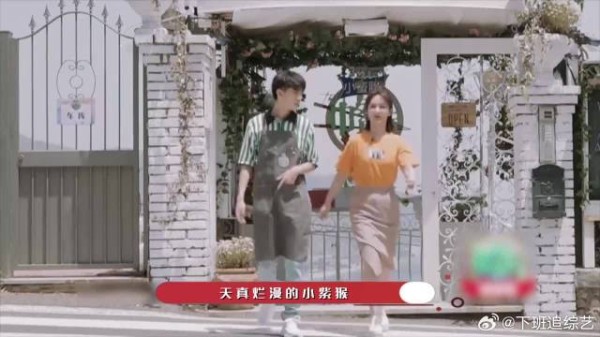 杨紫店门口“磨洋工”，总是找机会偷懒太可爱了！