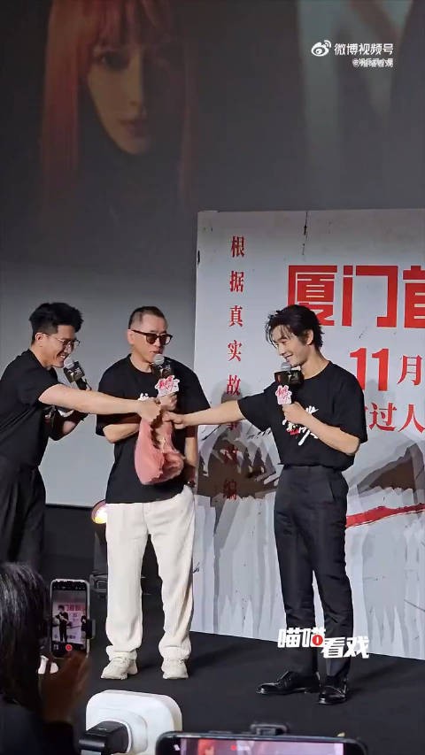 黄晓明在新电影戴假发的人路演现场还演了一个片名