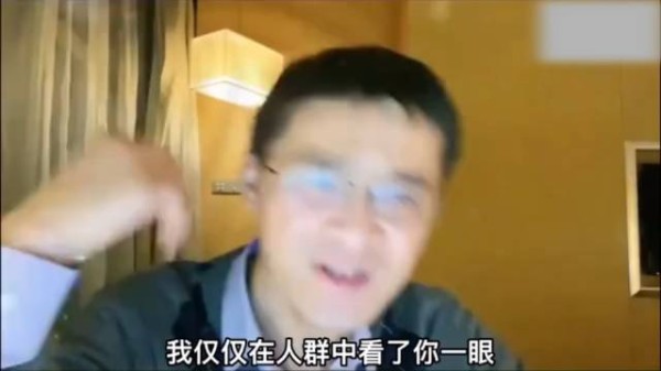 “我将玫瑰藏于身后，时刻期待与你赴约”