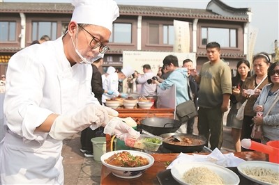 日前，浙江省湖州市新市古镇迎来一年一度的羊肉黄酒节。在金牌羊肉面争霸赛现场上，参赛厨师在烹制羊肉面。李 选摄（人民视觉）