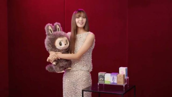 《名利场》X BLACKPINK的Lisa疯狂迷上 POP MART！