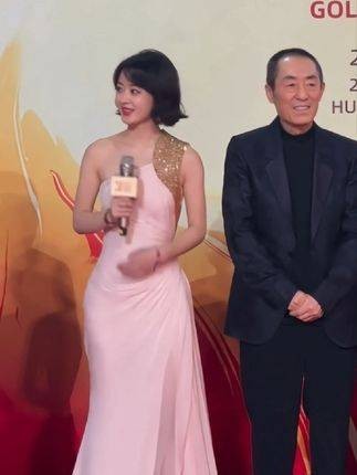 赵丽颖从乡村少女成长为一线女星,没有显赫的家庭背景,也没有耀眼的高学历…
