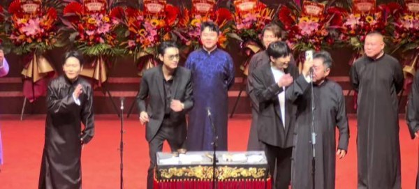 秦霄贤在纲丝节上闪亮登场，带来了精彩的返场表演