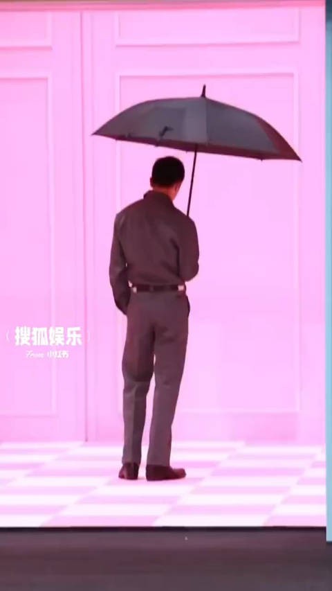 张万森下雪了,屈楚萧尖叫之夜撑伞真的梦回张万森了啊!