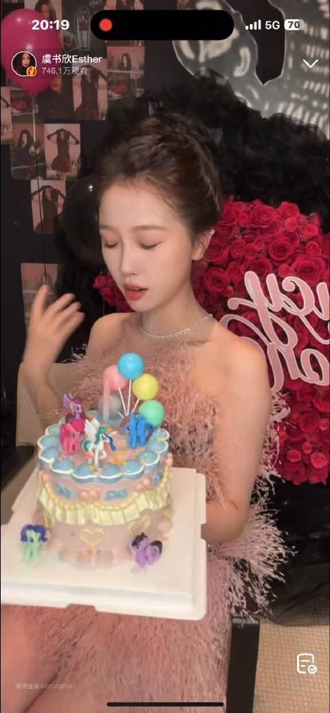 虞书欣直播 虞书欣生日真的很嗨她唱“在干嘛呀”自己都笑了,不信你看完不笑