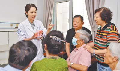 山东省济南市第二人民医院医生为患者和家属讲解人工晶体国家集采政策。 郭兆瑞摄