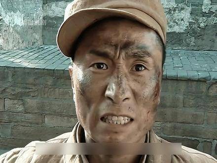 赵刚一脚救下了莽撞的段鹏,段鹏下跪感谢田雨救了老李