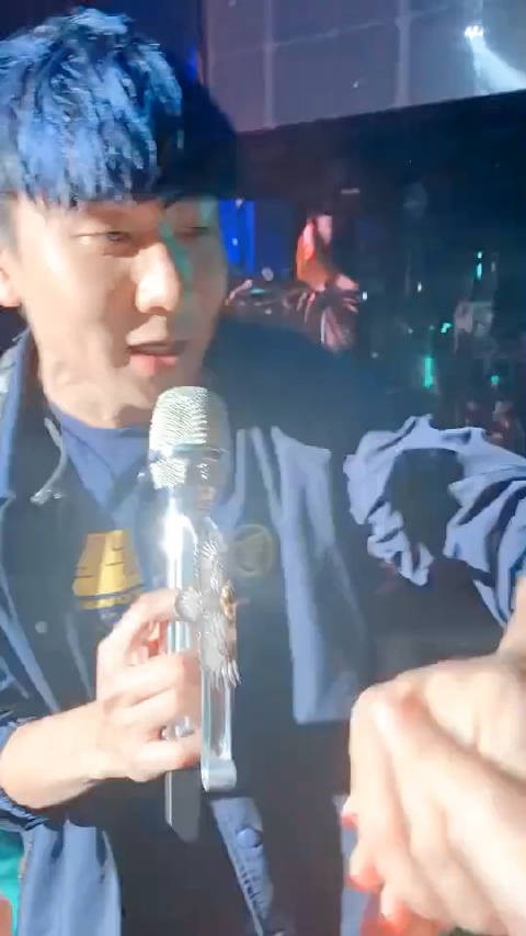 林俊杰被歌迷贴脸D6,走音走到亲戚家…