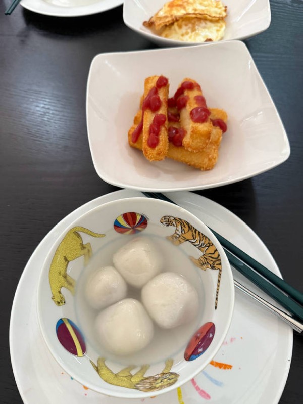 程潇晒出汤圆和美食的照片。