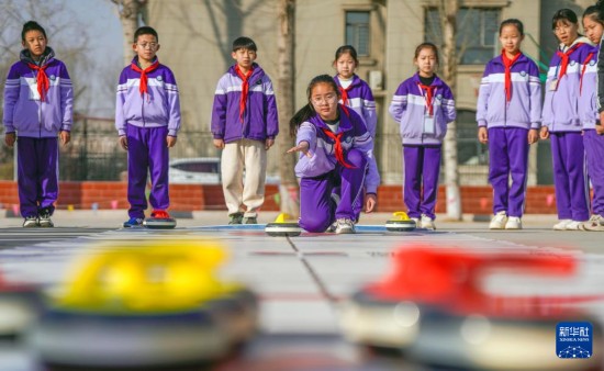  2月25日，河北省遵化市第三实验小学的学生在大课间掷冰壶。新华社发（刘满仓摄）