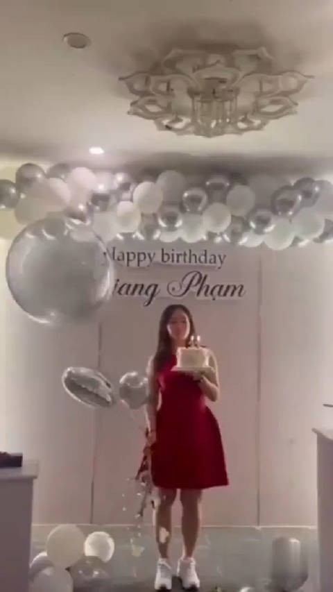 蜡烛把气球给点燃了,生日喜剧变受伤悲剧……