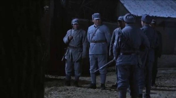 团长问新兵谁带烟了,一眼看出猫腻,这小子是鬼子假扮