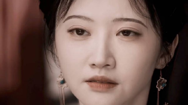 俩人本是互为敌国的子民，因为她的善良之举给了他们再次相遇的机会…