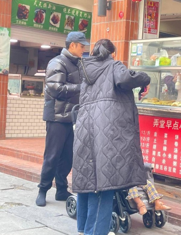 明道带老婆孩子出门买早餐被偶遇！一家人定居上海生活滋润