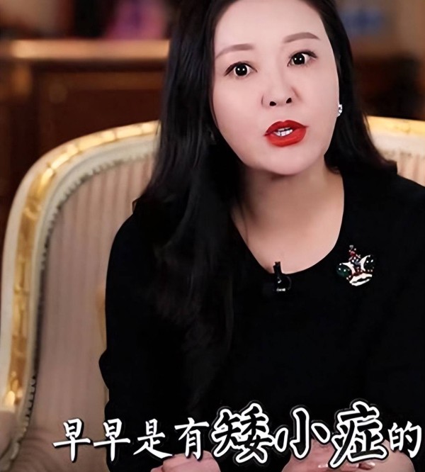 央视前主持人王小骞的女儿患矮小症！打个激素有什么问题