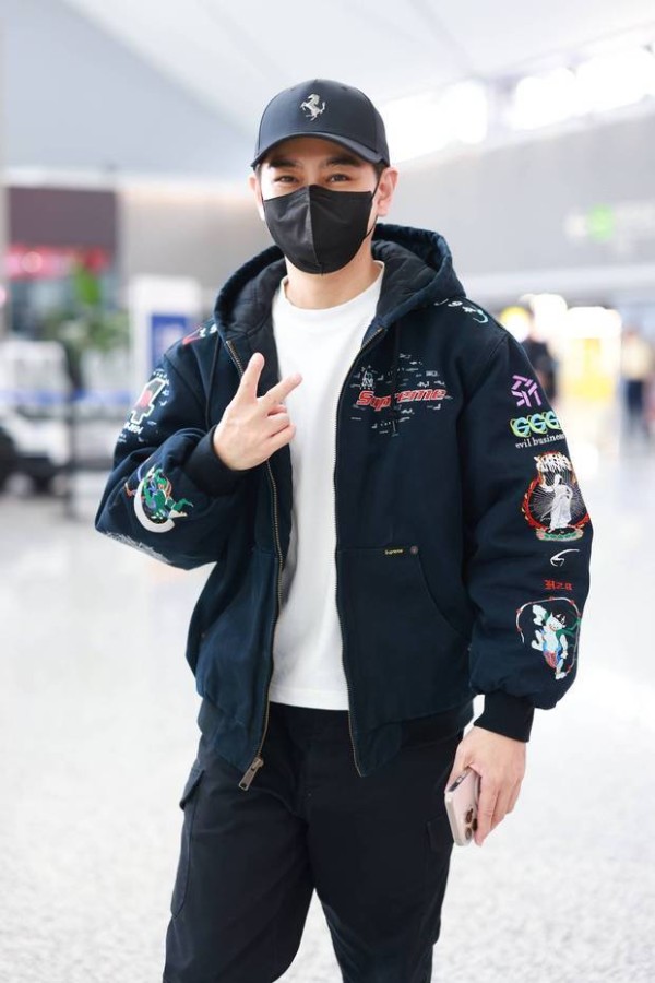 林志颖微笑对镜头比耶。