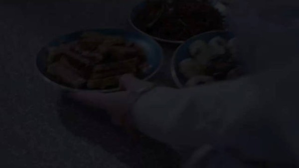 念无双的梳化真是太可怕了，唐嫣这两根须，吝啬的发包，贴头皮的造型
