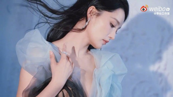 每一缕微风都是时光的痕迹,每一片晕染都是梦境,如烟似雾的裙袂…